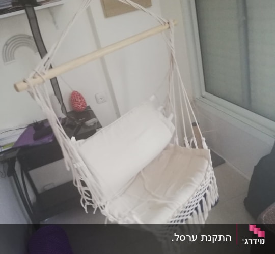 כיסא תלוי עם חבלים ומוט עץ